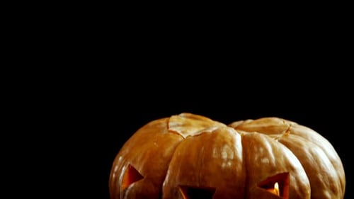 Calabaza de Halloween sobre fondo negro 4k