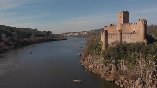 Vorwärts in Richtung der fernen Stadt geht die Burg Almorol durch den Vordergrund des Sce
