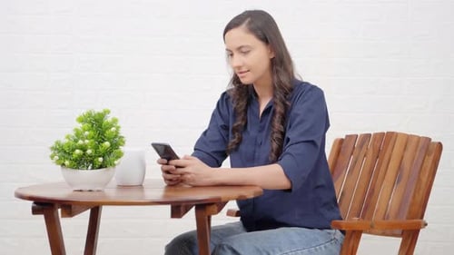 Menina indiana usando telefone celular