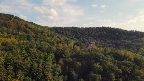 Vista aérea del santuario religioso en la ladera de una montaña en el oeste de Wisconsin.