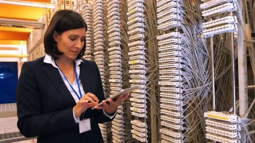 Techniker nutzt digitales Tablet
