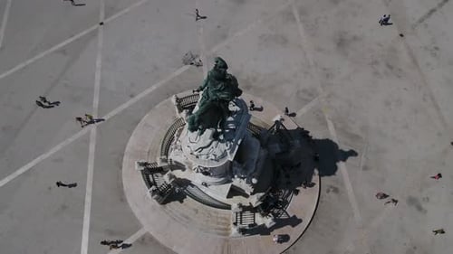 4k Luftaufnahme der Statue von König Jose I am Handelsplatz - Lissabon, Portugal