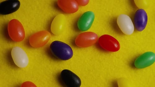 Rotierende Aufnahme von bunten Ostergelee - EASTER 080