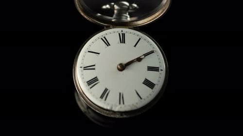 Alte Vintage-Uhr mit Uhrwerk, die Zeit geht schnell. Schwarzer Hintergrund. Zeitraffer
