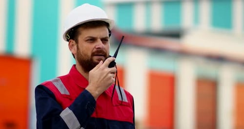 Sprechender Ingenieur mit Radio