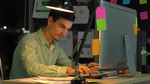 Homme travaillant avec un ordinateur de bureau