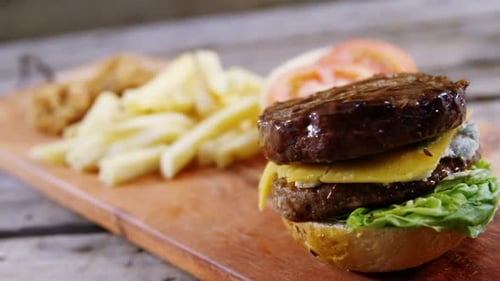Geschmolzener Käse fällt über Hamburger auf Tablett