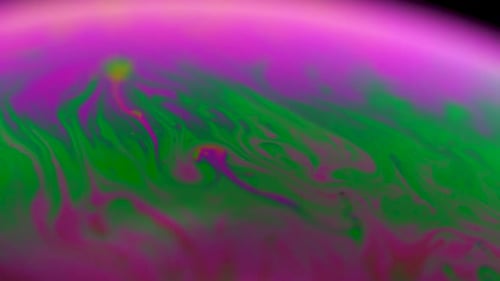 Die
Makroaufnahme einer Seifenblase erzeugt einen farbenfrohen und psychedelischen Hintergrund. Farben des Regenbogens