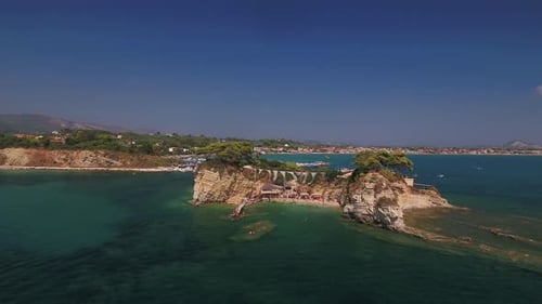 Sobrevolando el Zumbido sobre Agios Sostis (isla Cameo) en Zakynthos, Grecia