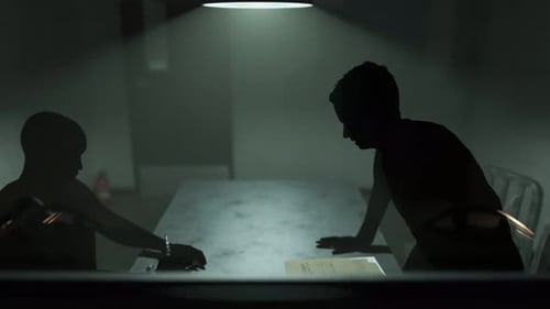 Salle d'interrogatoire derrière un miroir à sens unique. Suspect détective de police.