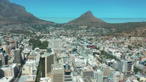Szenische Drohnenaufnahme aus der Luft über dem Zentrum von Kapstadt, Südafrika, mit malerischem Blick auf den Hafen und