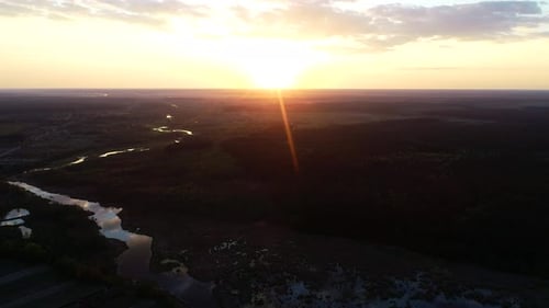Wunderschöner Sonnenuntergang über wildem Sumpf und Wald