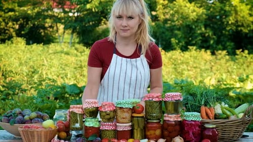 Une femme conserve des légumes