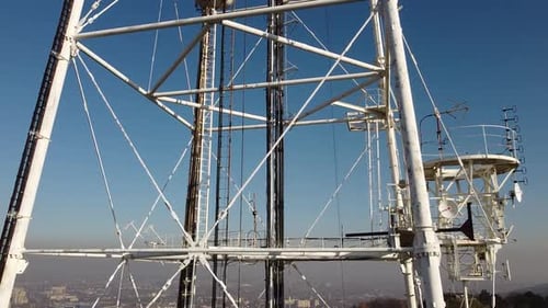 Luftaufnahme einer Drohne, die in der Nähe von Fernsehturm fliegt.