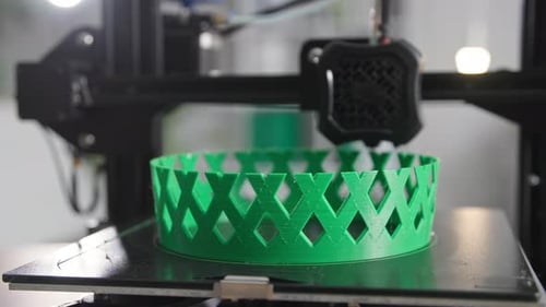 Modern Technologies Automatischer 3D-Drucker erstellt Schicht für Schicht Prototypmodelle aus Kunststoff