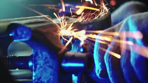 Trabajador profesional trabaja en la producción con metal
