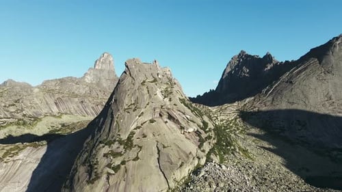 Roca Porabola Situada en el Parque Natural de Importancia Regional Ergaki