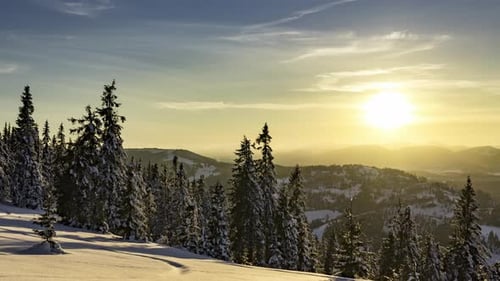 Zeitraffer bei Sonnenuntergang im Winterberg