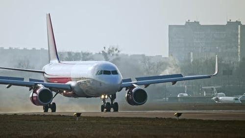 Das Flugzeug fährt nach der Landung am Flughafen bei Sonnenuntergang ab