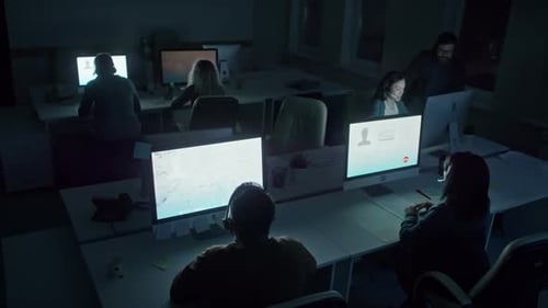 Personnes travaillant dans un centre d'appels la nuit