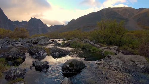 Lac Grizzly dans le parc territorial Tombstone Yukon Canada