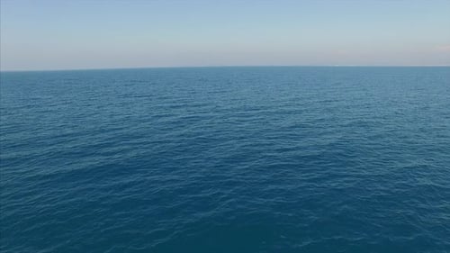 Meer mit dem Himmel im Hintergrund