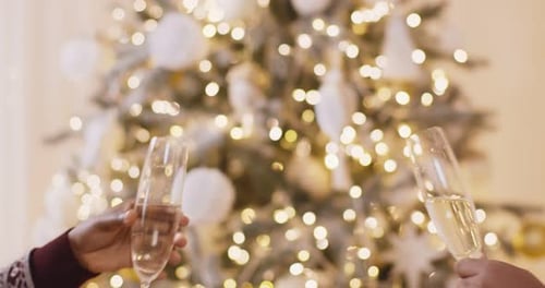 Casal feliz tocando taças de champanhe, torrando e comemorando juntos o Ano Novo de 2021 em casa