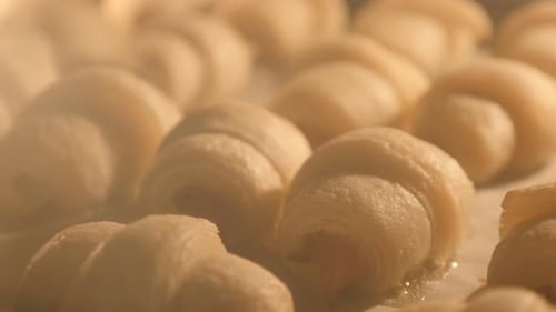 Teigrollen backen im Ofen Nahaufnahme Neigung 4K 2160p 30fps UltraHD-Aufnahmen - Langsames Kippen auf Cresce