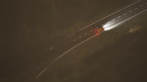 Coche rápido conduciendo por un bosque de coníferas en una carretera con curvas durante la noche. 4K