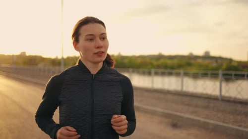 Porträt einer laufenden Sportlerin joggt morgens Pretty Lady trainiert im Freien