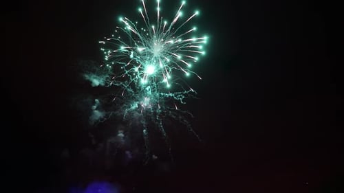 Das schöne Feuerwerk gegen den schwarzen Himmel in Moskau, Russland