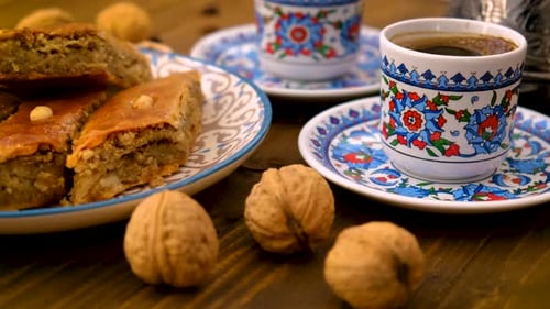 Baklava et café turc sur la table