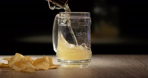 Helles Bier aus einer Flasche gießen