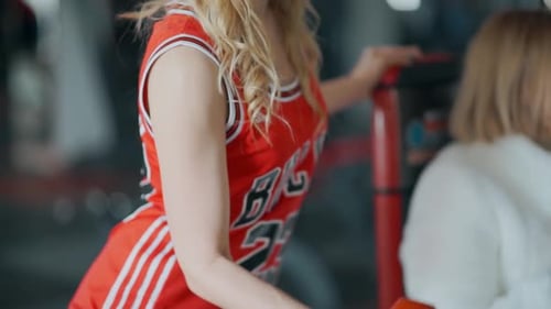 Starke Frau beim Gewichtheben von Hanteln. Fit Girl trainiert Muskelaufbau. Fitness und