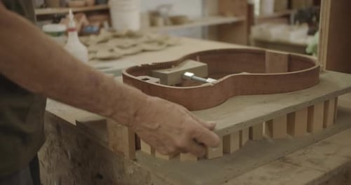 Gitarrenform wird auf die Theke gelegt