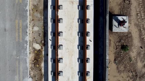 Primer plano aéreo de un Zumbido tripulado delantero de un tren ligero de metal vacío en construcción en jaffa, Israel, Su