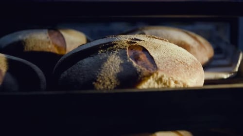 Manuelles Laden von Brot in den Ofen in der Backfabrik