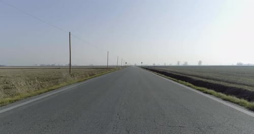 Route pavée vide aérienne dans les champs ruraux
