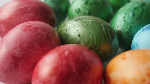 Viele Hühnereier farbig 4K kippbares Filmmaterial