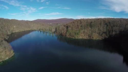Luftaufnahme eines schönen Sees im Plitvicer Park