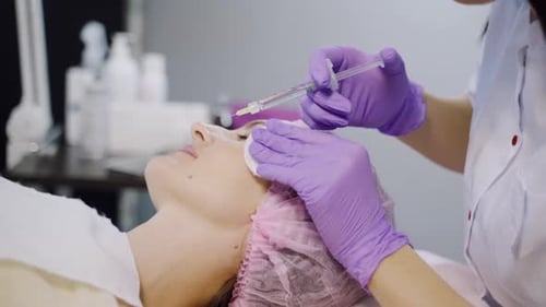 Klient unterzieht sich im Schönheitssalon einer Mesotherapie mit Injektionen