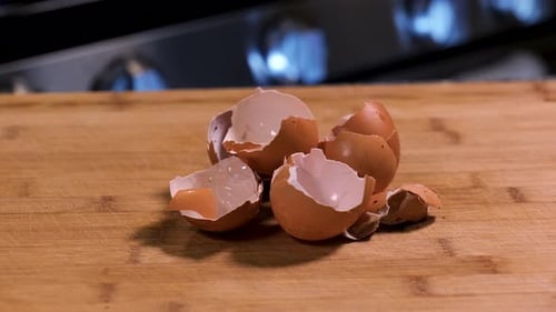 Eierschalen auf einem Schneidebrett in einer Küche