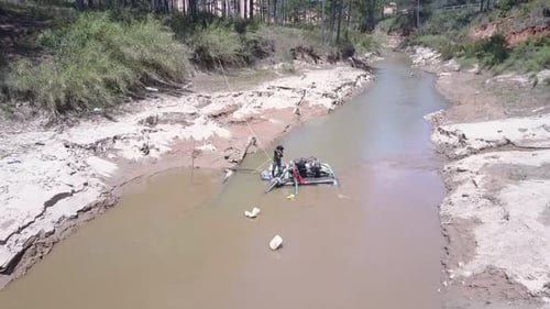 Strong Grit Miner arbeitet an der Gewinnung von Sand aus Muddy River