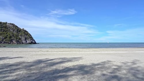 Wunderschöner tropischer Strand, Meer, Meer mit blauem Himmel und weißer Wolke