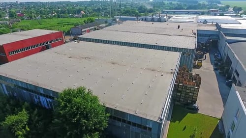 Baustelle im Freien. Drohnenansicht der Baustelle auf dem Dach