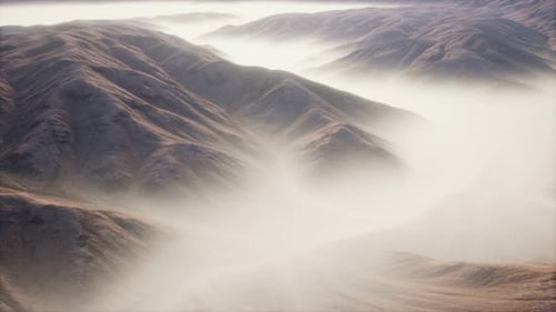 Berglandschaft mit tiefem Nebel am Morgen
