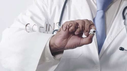 Médico asiático que escreve e seguro