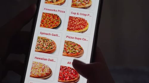 uma mulher pede comida em casa em uma loja online, um smartphone