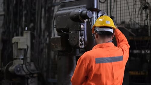 Trabajador de fábrica, técnico o ingeniero con uniforme naranja, mantenga y solucione el problema