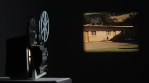 Película proyectada en la pared que reproduce una película antigua